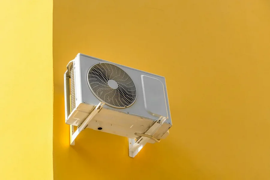 Наружный блок кондиционера под прямым солнцем в Могилеве без защитного козырька